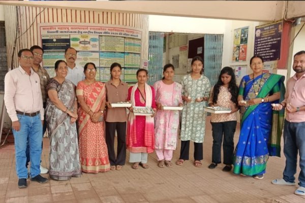 सीड बॉल वितरण : महाप्रभु वल्लभाचार्य कॉलेज में पर्यावरण संरक्षण की दिशा में पहल