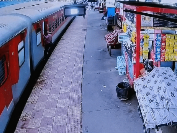 दुर्ग स्टेशन हादसा : चलती ट्रेन पकड़ना पड़ा भारी, प्लेटफॉर्म और ट्रेन के बीच गिरकर एरिया मैनेजर की मौत