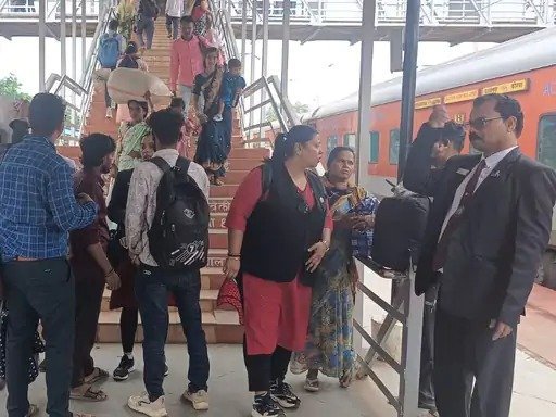 टिकट चेकिंग अभियान : भाटापारा में 212 यात्री पकड़े गए, रेलवे को ₹1.53 लाख का राजस्व