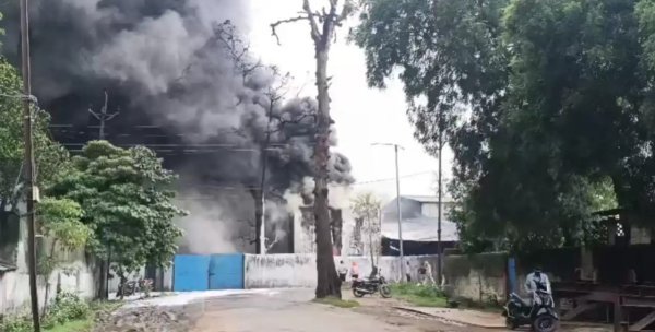 हादसा : कार्बन फैक्ट्री के बॉयलर में भीषण धमाका, आग की चपेट में पूरा कारखाना, कई मजदूरों के झुलसने की खबर