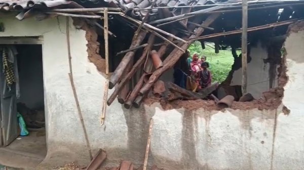 आफत : हाथियों का तांडव, कटहल की खुशबू से साजापानी गाँव में घुसा 18 हाथियों का दल, दो मकान जमींदोज