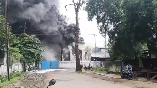 भीषण आग : इंडस्ट्रियल एरिया की कार्बन फैक्ट्री में ब्लास्ट के बाद लगी भयानक आग, राहत कार्य जारी