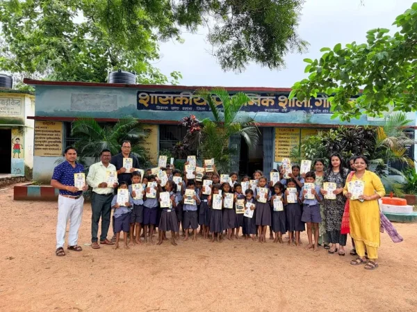 बसना में शिक्षा अभियान : हर बच्चे के हाथ में नोटबुक, शिक्षा के सपनों को मिला नया सहारा