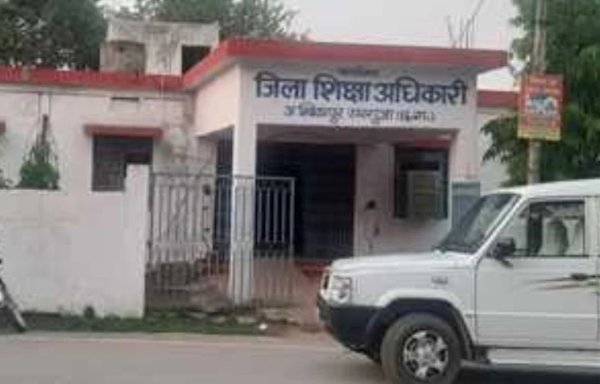 विवाद : DEO कार्यालय पर अनियमितता का आरोप, कार्यमुक्त कर्मचारी अब भी संभाल रहे जिम्मेदारी