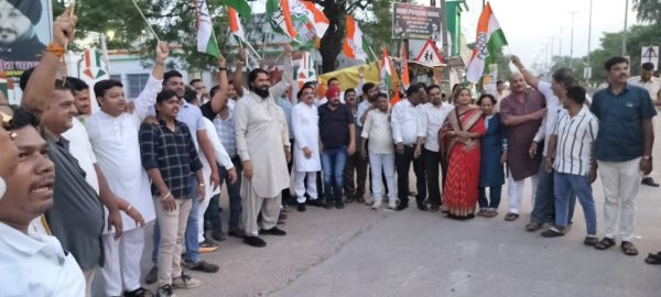 विजय उत्सव : शिक्षा मंत्री के इस्तीफे पर कांग्रेस का जश्न, छात्रों के संघर्ष को बताया ऐतिहासिक जीत