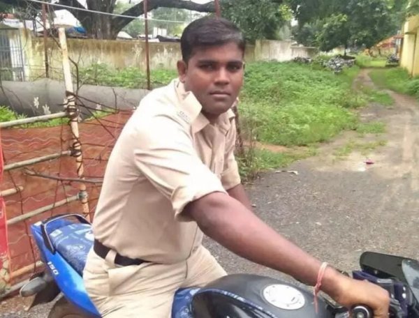 आत्महत्या : थाना परिसर में आरक्षक का शव मिलने से सनसनी, बैरक में फंदे से लटका मिला जवान