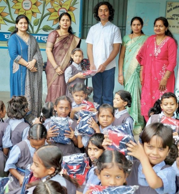 जन्मदिन बना सेवा का पर्व : महासमुंद में शिक्षिका की अनूठी पहल, बेटे के जन्मदिन पर बच्चों को दिया उपहार