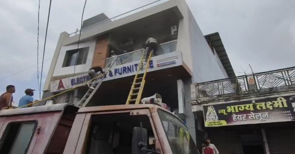 भीषण आग : धार में दुकान उद्घाटन के बीच मची अफरा-तफरी, 150 लोग सुरक्षित निकाले गए