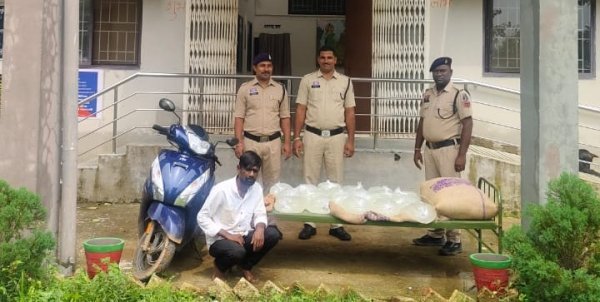 तस्करी नाकाम : 170 लीटर महुआ शराब के साथ तस्कर गिरफ्तार, बिना नंबर स्कूटी भी जब्त