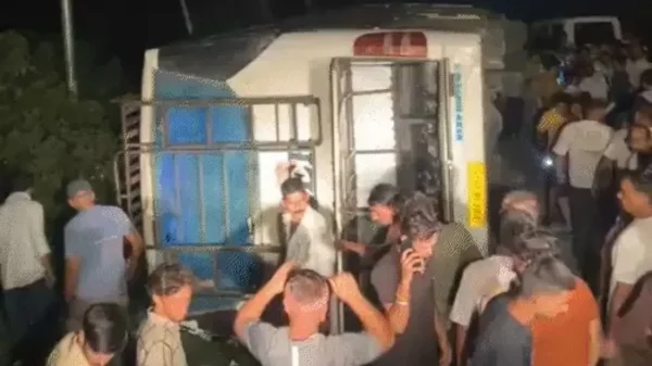 हादसा : श्रद्धालुओं की बस अनियंत्रित होकर पलटी, 2 की मौत, 7 घायल, 3 की हालत गंभीर