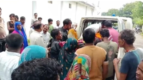 बिजली का कहर : खेतों में काम कर रहे किसानों समेत 3 की मौत, कई झुलसे; अस्पताल में डॉक्टर न मिलने से उपजा आक्रोश