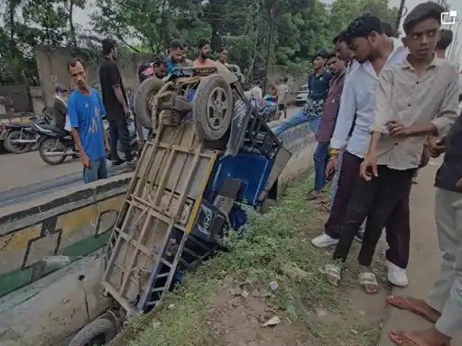 हादसा : तेज रफ्तार कार की टक्कर से ऑटो पलटा, कई लोग घायल