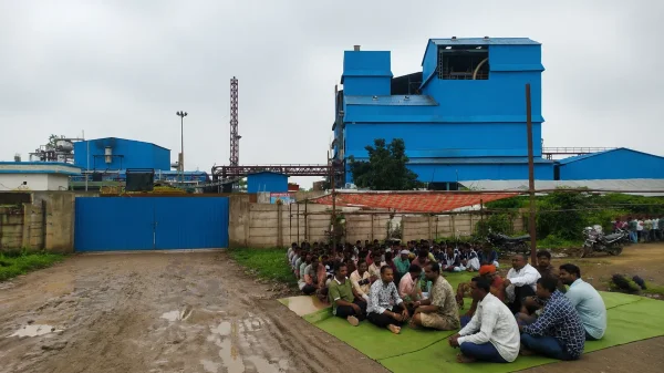 अछोली शराब फैक्ट्री के खिलाफ ग्रामीणों का हल्ला बोल : बारिश में भी धरने पर डटे, बच्चों के भीगने से बढ़ा आक्रोश