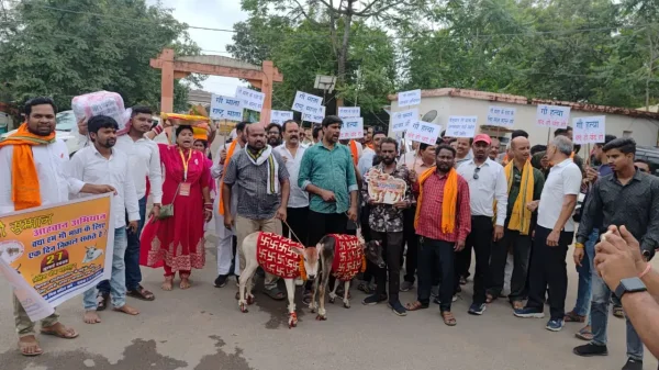 महासमुंद : गौ माता को राष्ट्रमाता का दर्जा देने की मांग, 4.64 लाख हस्ताक्षरों के साथ कलेक्टोरेट में सौंपा ज्ञापन