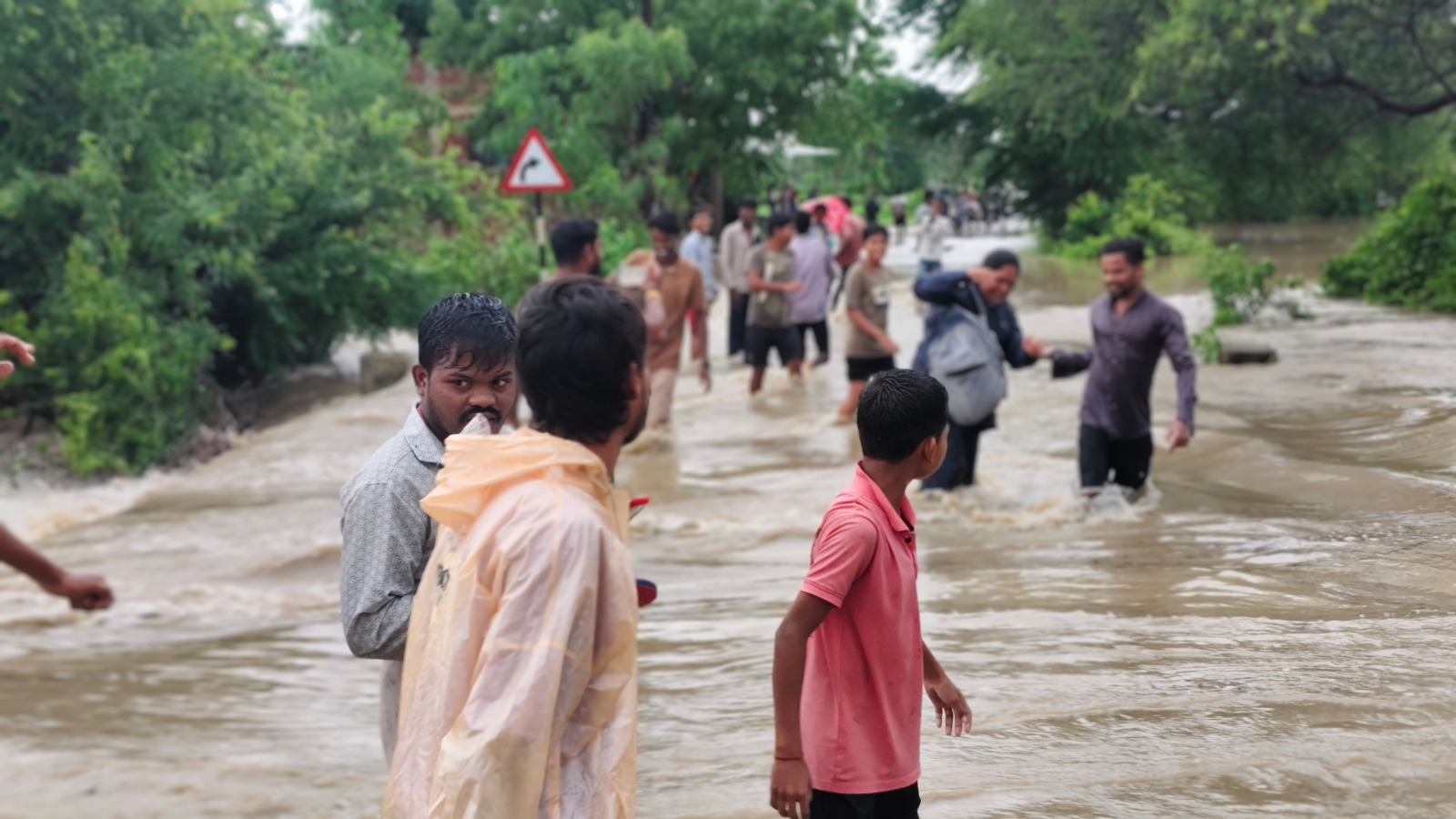 बारिश की वजह कई घंटे जाम रहा आवाजाही