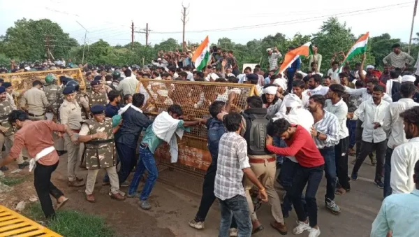 मूंग खरीदी सीमा के खिलाफ भड़का किसानों का गुस्सा : सेठानी घाट पर पूजा-पाठ के बाद भोपाल कूच, कई नेता नज़रबंद