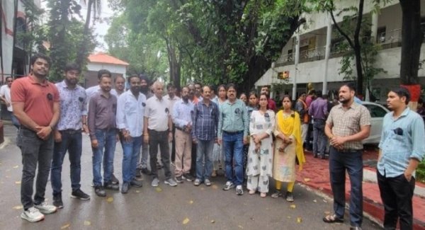 विवाद : एमआईसी सदस्य की अमर्यादित टिप्पणी पर भड़के इंजीनियर, काली पट्टी बांधकर जताया विरोध