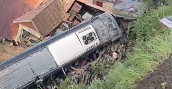 अमरनाथ यात्रा में बड़ा हादसा, श्रद्धालुओं से भरी बस 50 फीट खाई में गिरी, 40 लोग घायल
