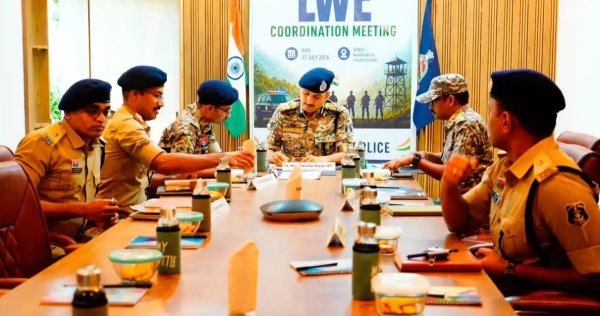 बैठक : सीमावर्ती इलाकों की सुरक्षा पर मंथन, CG-महाराष्ट्र पुलिस अधिकारियों ने बनाई संयुक्त योजना