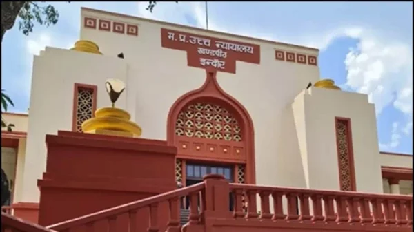 हाईकोर्ट का कड़ा रुख : अवैध होर्डिंग्स की शिकायत मिलते ही 24 घंटे में हटाएं, जिम्मेदार लोगों पर दर्ज होगी FIR