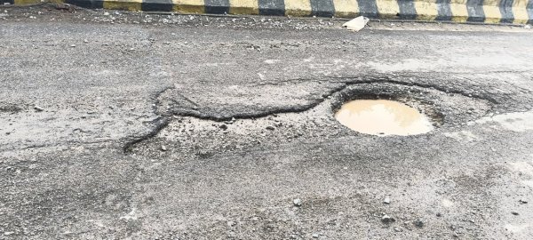NH-353 बदहाल : 8 महीने में ही उखड़ी सड़क, गहरे गड्ढों से बढ़ा हादसों का खतरा