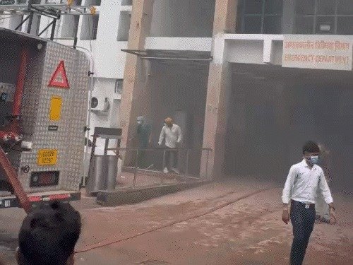 अस्पताल में आग : मेकाहारा के इमरजेंसी वार्ड में लगी आग, मरीजों को सुरक्षित निकालने कवायद