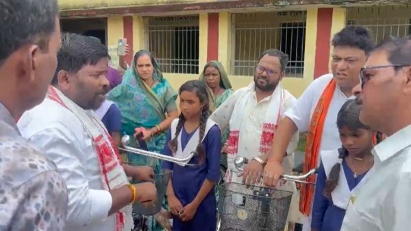 सरस्वती साइकिल योजना पर हंगामा, घटिया साइकिल देने का आरोप