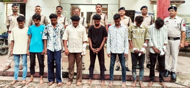 चाकू-तलवार के साथ 8 आरोपी गिरफ्तार