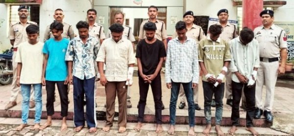 कार्रवाई : सिरगिट्टी में शराब के पैसे को लेकर विवाद, चाकू-तलवार के साथ 8 आरोपी गिरफ्तार