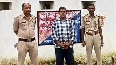 मेमरा गांव में बंद मकान से 40 हजार से अधिक की अवैध शराब जब्त, महीनों से फरार आरोपी गिरफ्तार