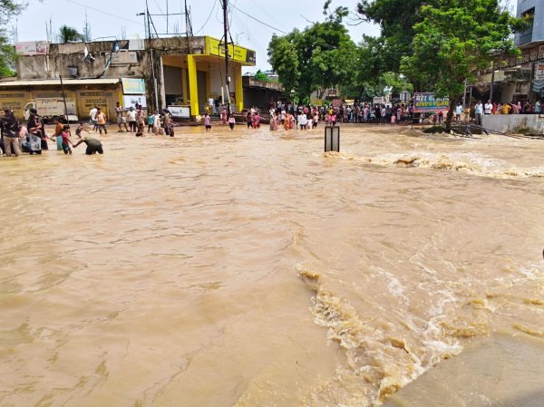 बारिश बनी आफत : मकान गिरने से युवती मलबे में दबी, रेस्क्यू कर युवक की बची जान