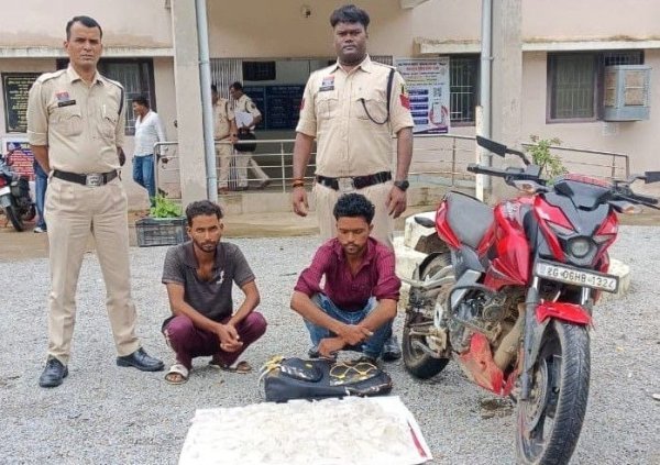 ओडिशा से ला रहे थे हिरण छाप महुआ शराब, पुलिस ने 2 तस्करों को दबोचा