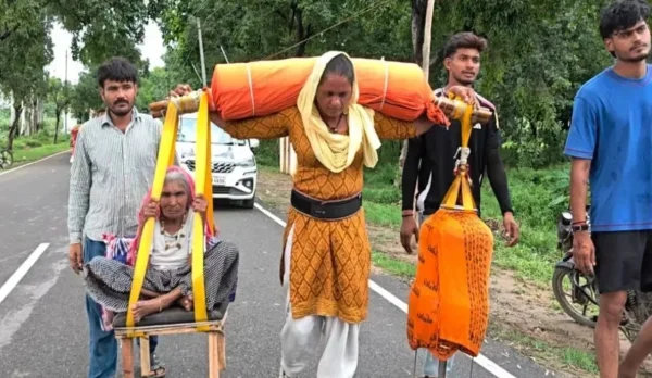 आधुनिक दौर की श्रवण कुमार : 90 साल की सास को कांवड़ में बिठाकर हरिद्वार से दिल्ली पैदल चल रही हैं काजल