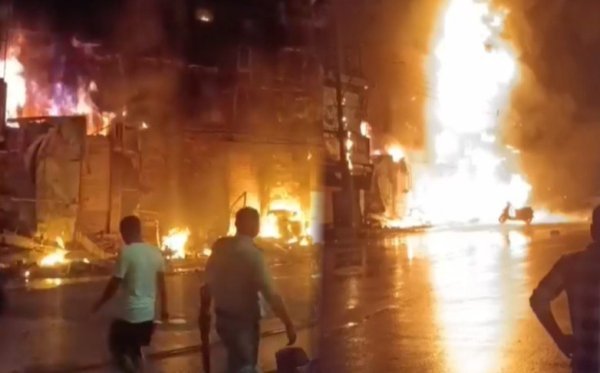 तेलीबांधा चौक में भीषण आग से मचा हड़कंप, ऑक्टोपस बार समेत तीन दुकानें जलकर खाक