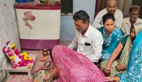 रिश्तों का अंत : लव मैरिज से नाराज परिवार ने बेटी को माना मृत, तस्वीर का किया अंतिम संस्कार