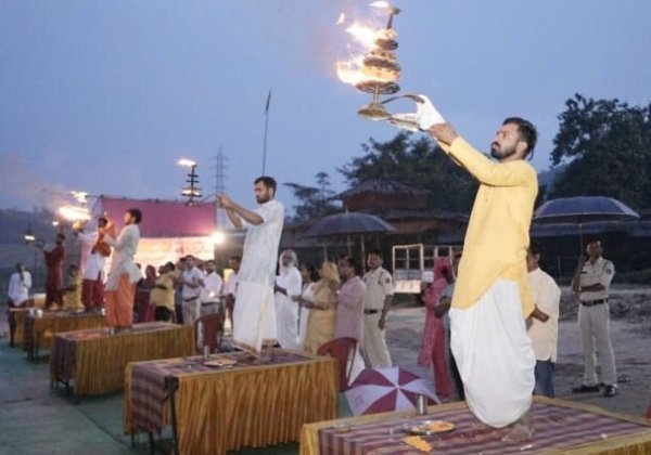 गुरु पूर्णिमा पर आस्था के दीपों से जगमगाया हसदेव घाट, नदी संरक्षण और पर्यावरण बचाने का दिया संदेश