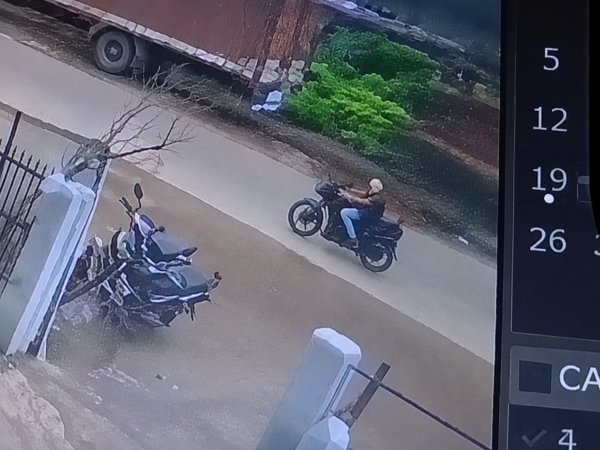 शातिर चोरों का कारनामा : दुर्ग में कारोबारी की कार का शीशा तोड़कर 4.90 लाख पार, CCTV में संदिग्ध कैद