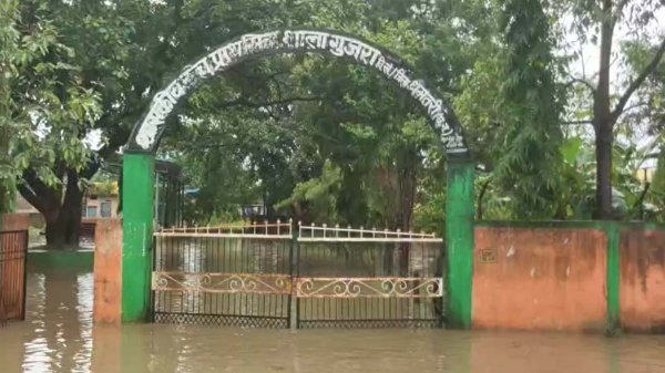 बारिश बनी परेशानी : धमतरी के स्कूलों में भरा पानी, जलभराव के चलते नगरी ब्लॉक के स्कूलों में छुट्टी