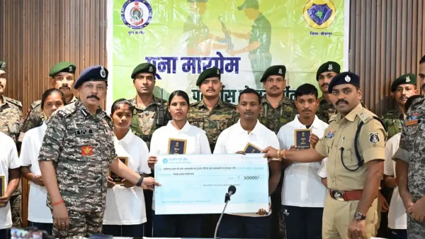 बीजापुर में बड़ी कामयाबी : 49 लाख के इनामी 8 माओवादियों ने किया सरेंडर