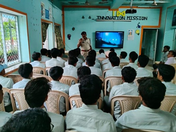 धमतरी में नाबालिग वाहन चालकों पर पुलिस की सख्ती, अभिभावकों को दी चेतावनी