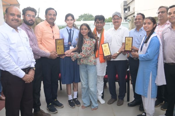 शिक्षा से ही राष्ट्र का विकास संभव, मेधावी विद्यार्थियों के सम्मान में बोले विधायक सिन्हा