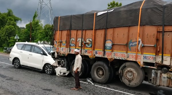 एयरबैग ने बचाई जान : सड़क हादसे में छत्तीसगढ़ बीजेपी अध्यक्ष किरण सिंहदेव घायल, ललितपुर में ट्रक से टकराई कार
