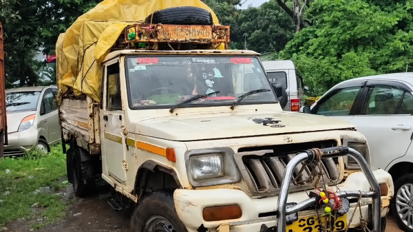 हितग्राही राशन के लिए परेशान, इधर सरकारी चावल की तस्करी में पिकअप जब्त
