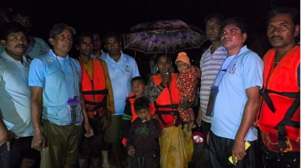 जिंदगी की जंग : गरियाबंद बाढ़ में फंसे 5 लोगों को सुरक्षित निकाला, 300 गायें अब भी संकट में