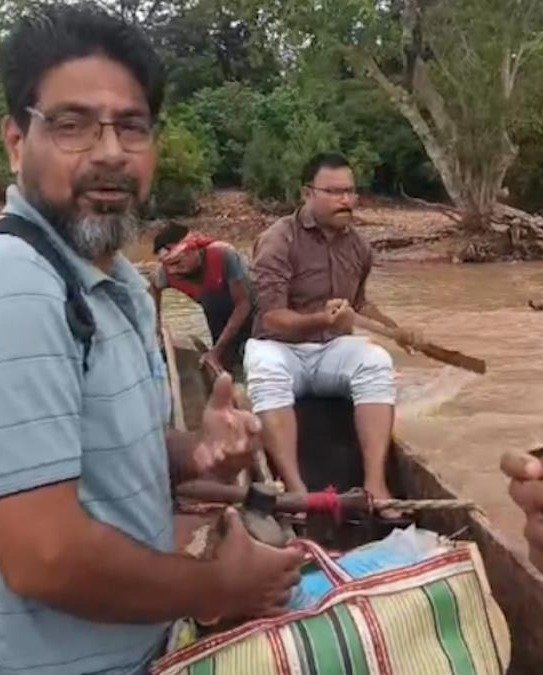 संघर्ष : उफनती कोटरी नदी बनी चुनौती, जान जोखिम में डालकर स्कूल पहुंच रहे शिक्षक