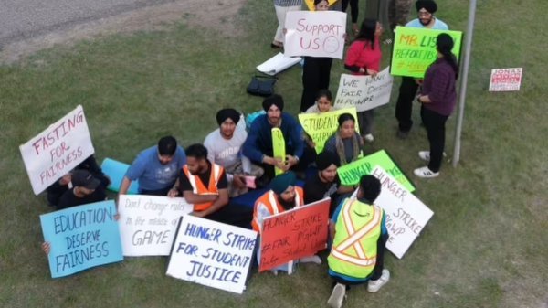 हल्लाबोल : PGWP विवाद से बढ़ी नाराजगी, कनाडा में भारतीय छात्रों ने कॉलेज के बाहर खोला मोर्चा