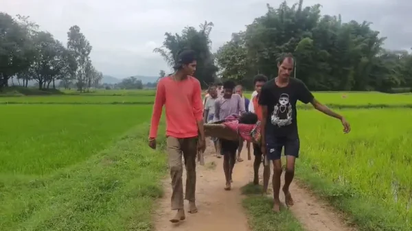 सड़क नहीं तो खाट बनी सहारा : घायल युवक को ग्रामीणों ने 1 किमी पैदल ढोकर पहुंचाया एंबुलेंस तक