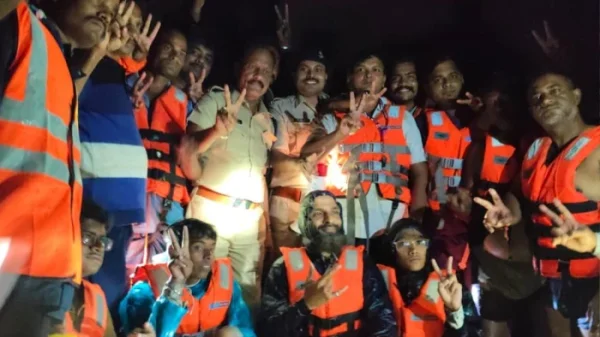 उफनती नदी के बीच फंसी 4 जिंदगियां, 10 घंटे के रेस्क्यू के बाद SDERF ने बचाया