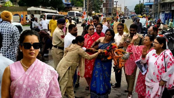 विवाद : कंगना रनौत के बयान पर बस्तर में बवाल, जगदलपुर में महिला कांग्रेस ने फूंका पुतला