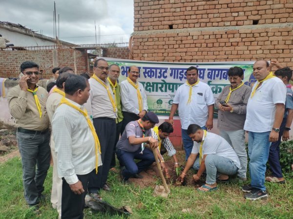 पेड़ लगाएं, भविष्य बचाएं संदेश के साथ स्काउट-गाइड का वृक्षारोपण कार्यक्रम